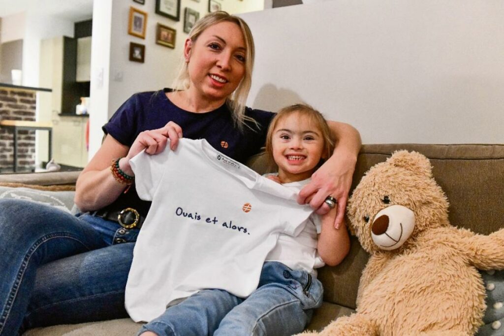 Laëtitia Henry pose avec sa fille Raphaëlle pour la marque de vêtements écoresponsable Ouais et alors