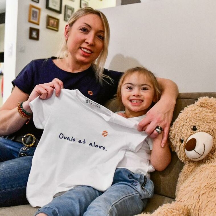 Laëtitia Henry pose avec sa fille Raphaëlle pour la marque de vêtements écoresponsable Ouais et alors