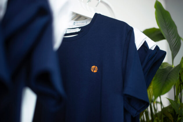"L'initial" Femme Navy - logo simple orange – Image 3