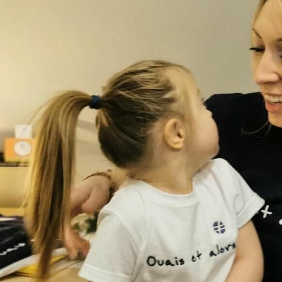 Grâce à sa maman, Raphaëlle est fière de son handicap