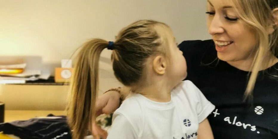 Laëtitia Henry et sa fille Raphaëlle Grâce à sa maman, Raphaëlle est fière de son handicap