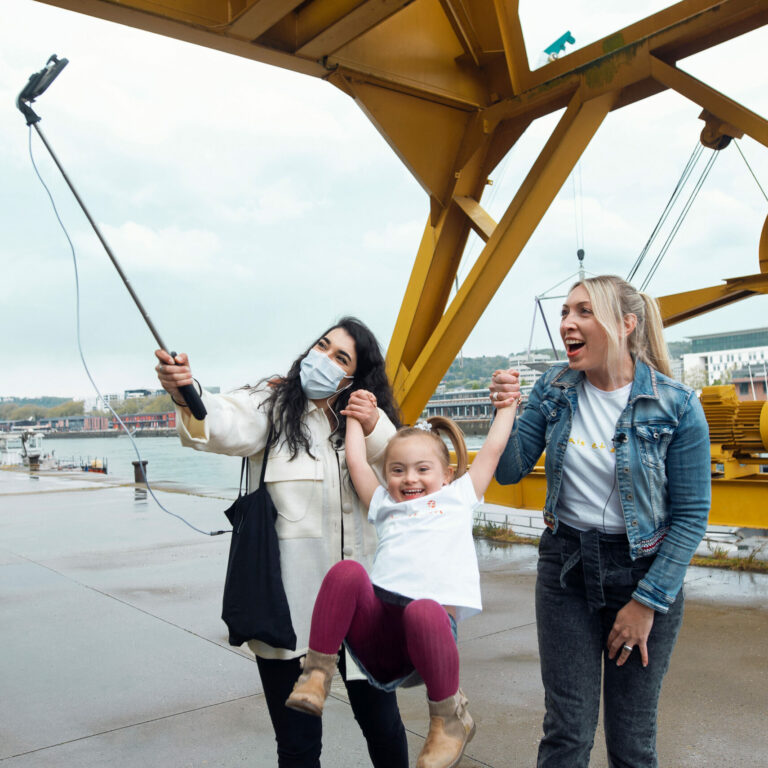 Asma Mehnana et Laëtitia Henry porte la petite Raphaëlle pour changer les mentalités