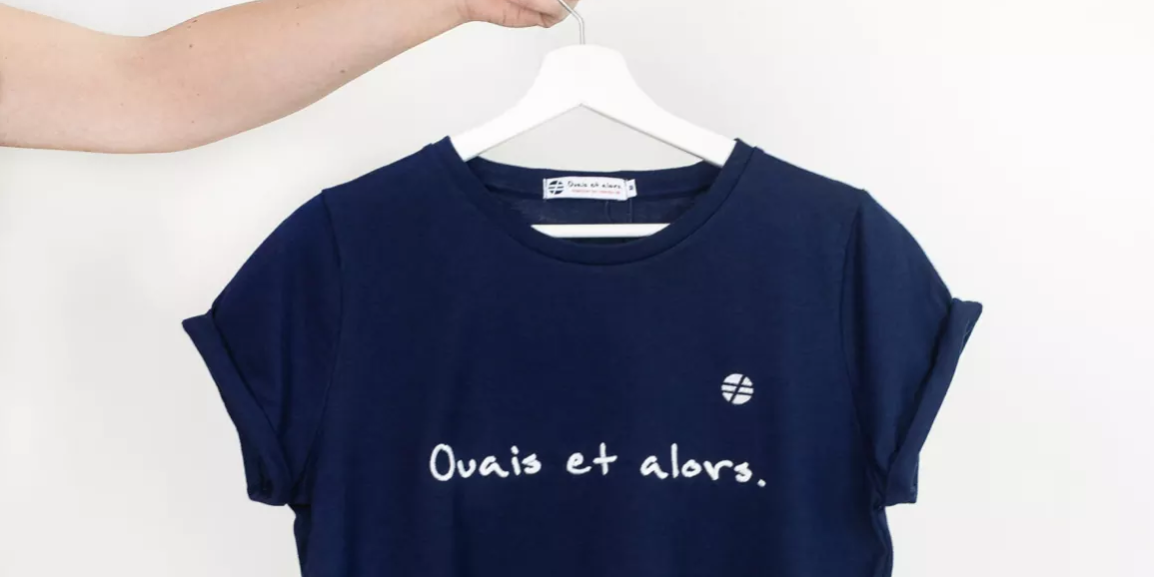 T-shirt navy avec une broderie blanche Ouais et alors Le t-shirt bleu avec une broderie blanche Ouais et alors fait partie de la catégorie des vêtements à message