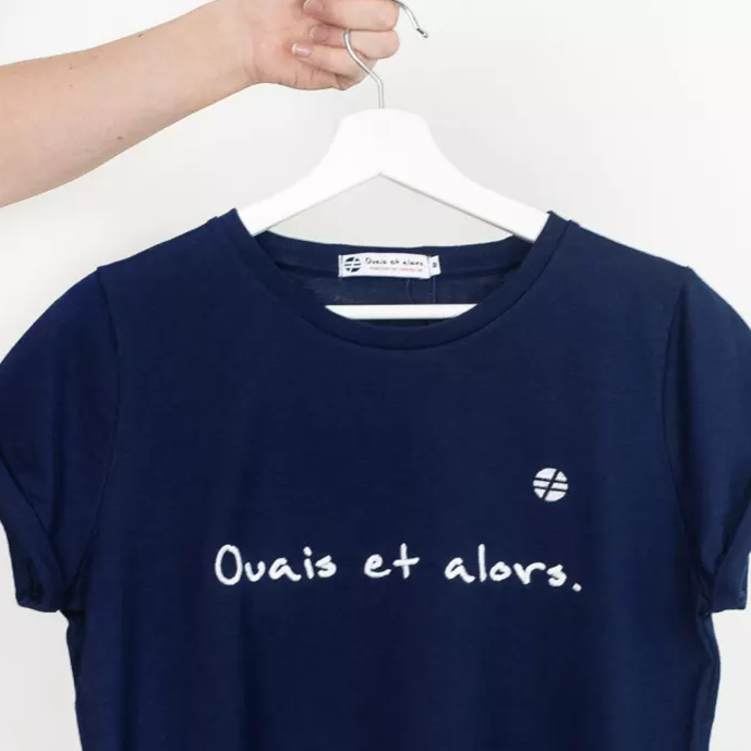Le t-shirt bleu avec une broderie blanche Ouais et alors fait partie de la catégorie des vêtements à message