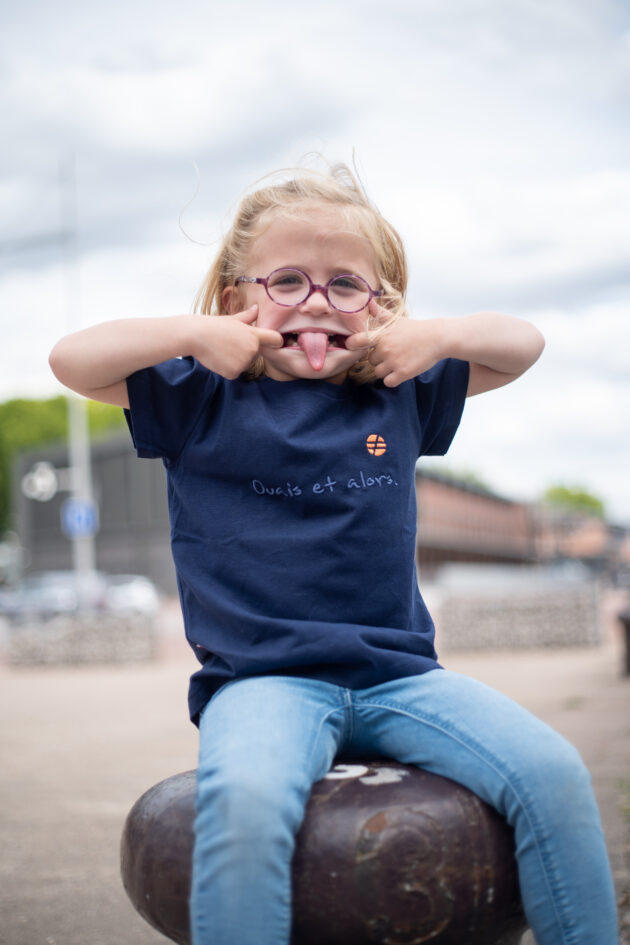 "L'initial" Enfant Navy - broderie ton sur ton logo orange – Image 5