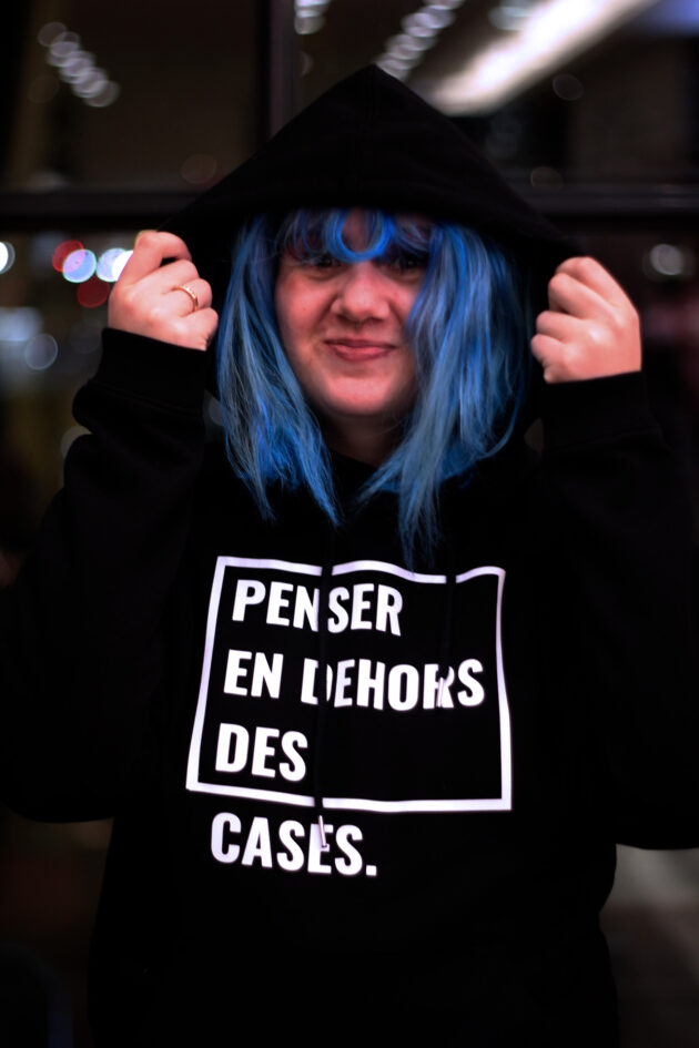 Le En dehors des cases - Hoodie Unisexe – Image 2