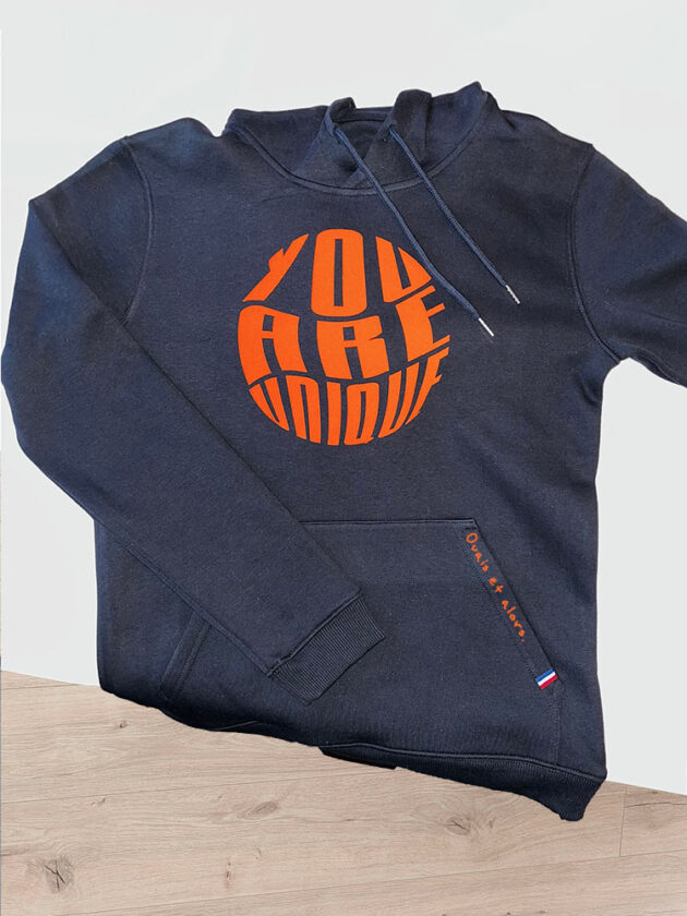 L'Unique- Hoodie Navy Unisexe – Image 2