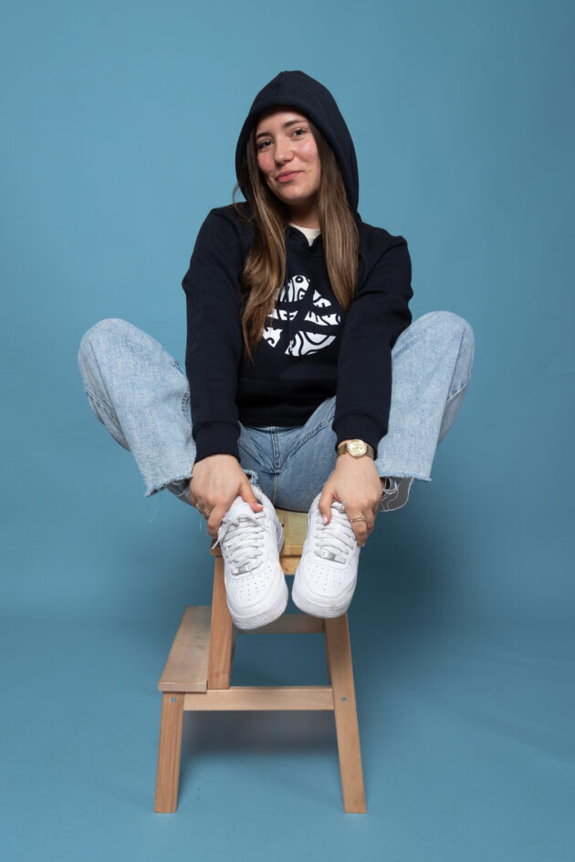 Le Hors Normes- Hoodie navy Unisexe – Image 2