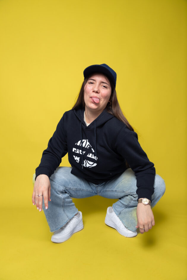 Le Hors Normes- Hoodie navy Unisexe – Image 3