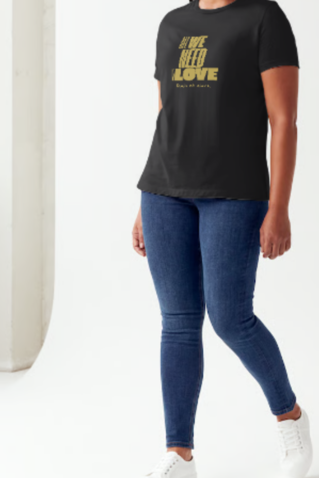 "All We Need Is Love" - T-shirt noir femme – Image 3